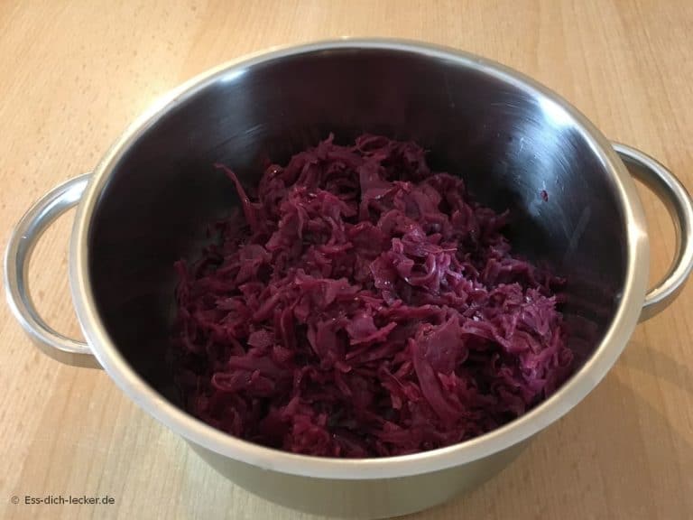 Schweinemedaillons mit Pellkartoffeln, Rotkohl und