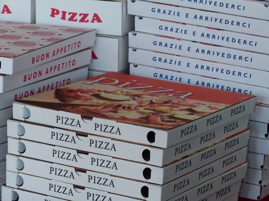 Viele Pizza Kartons aufeinander gestappelt.