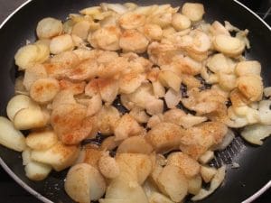 Bratkartoffeln beim Anbraten