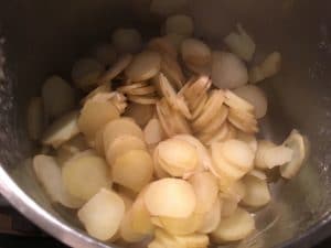 Kartoffeln - geschnitten und gekocht im Kochtopf.