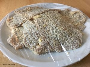 Panierte Schnitzel für den Kühlschrank verpackt.