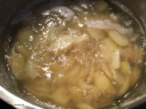 Rohe geschnittene Kartoffeln beim Kochen