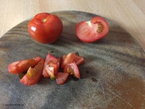 Tomaten geschnitten auf einem Küchenbrett.