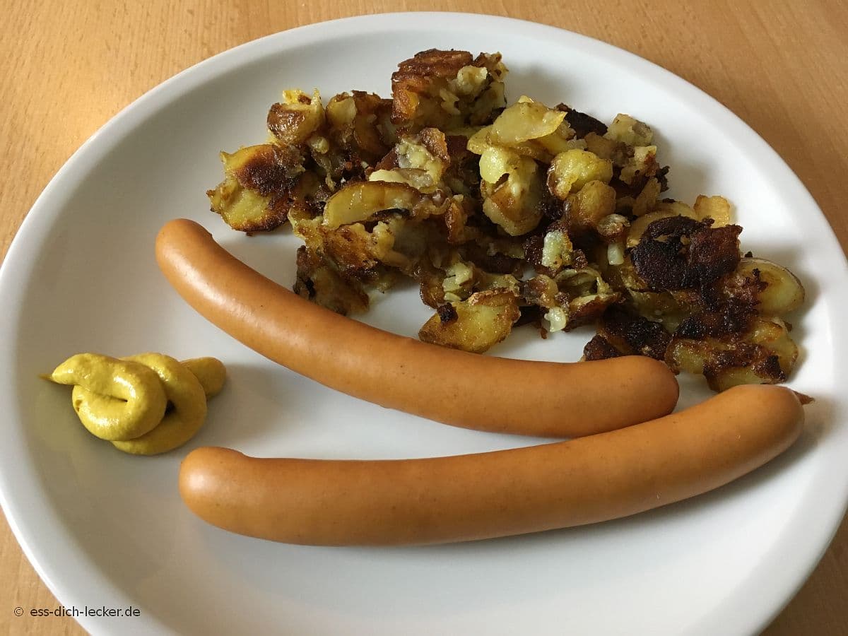 Wiener Würstchen mit Bratkartoffeln - ess-dich-lecker