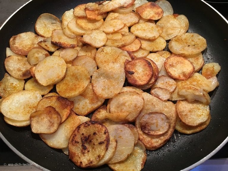 Schweinemedaillons mit Bratkartoffeln, Erbsen und Möhren und Sauce ...