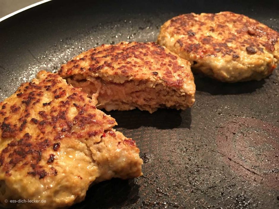 Fleischpflanzerl mit Pellkartoffeln und Kräuterrahmsoße - ess-dich-lecker