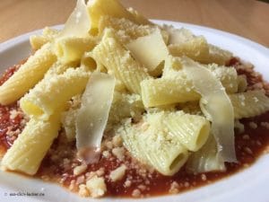 In Parmesan geschwenkte Tortiglioni mit extra Käsestreifen