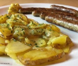 Nürnberger Würstchen mit Bratkartoffeln - Nahaufnahme