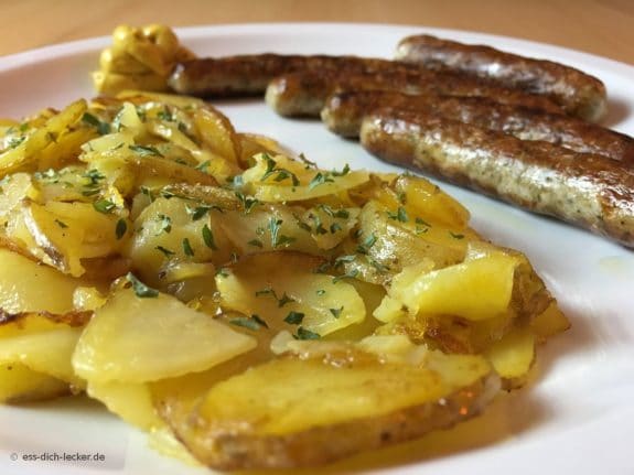 Nürnberger Würstchen mit Bratkartoffeln - Nahaufnahme