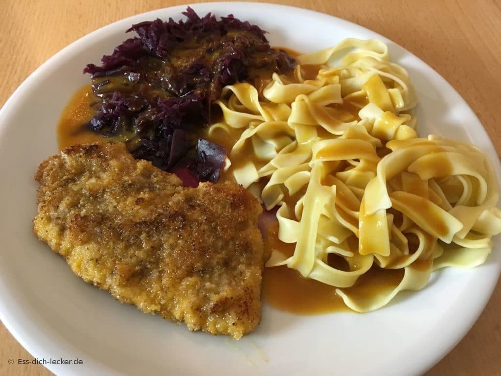 Panierte Schnitzel mit Bandnudeln, Rotkohl und Rahmsoße - ess-dich-lecker