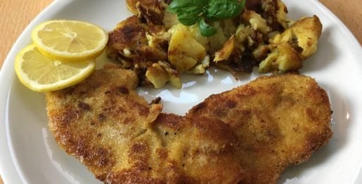 Panierte Schnitzel mit Bratkartoffeln