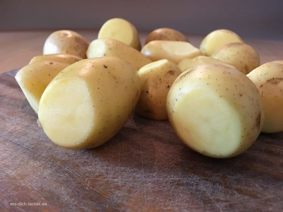 Wiener Würstchen mit Pellkartoffeln und Rotkohl essdich