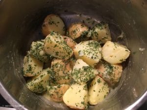 Petersilienkartoffeln im Kochtopf