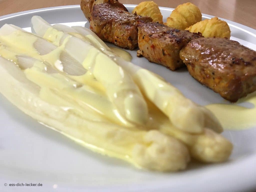 Schweinefiletspieße mit Kroketten, Spargel und Sauce Hollandaise - ess ...