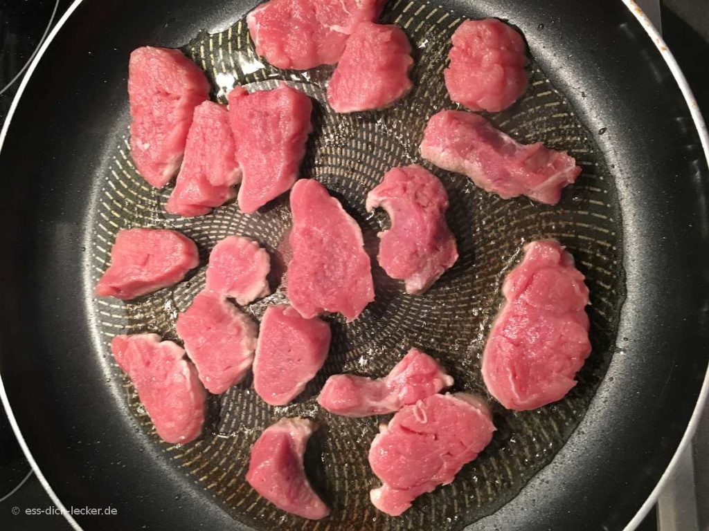 Schweinemedaillons mit Bratkartoffeln, Erbsen und Möhren und Sauce ...
