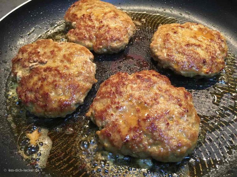 Fleischpflanzerl mit Kartoffelspalten, Erbsen und Möhren - ess-dich-lecker