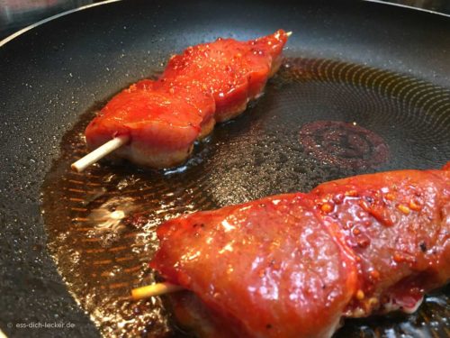 Schweinefiletspieße mit Kroketten, Erbsen und Möhren und Sauce ...