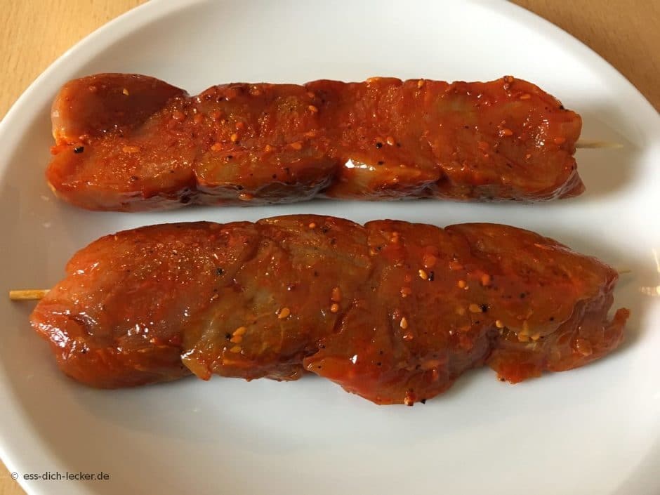 Schweinefiletspieße, Bandnudeln, Rotkohl und Rahmsoße - ess-dich-lecker