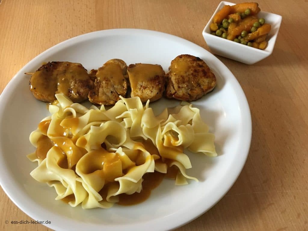 Schweinefiletspieße mit Bandnudeln, Erbsen und Möhren und Rahmsoße ...