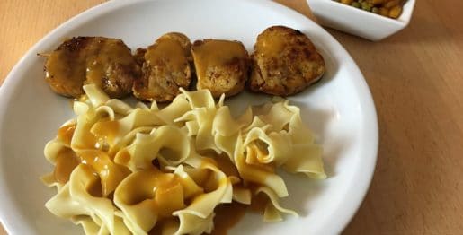 Schweinefiletspieße mit Bandnudeln, Erbsen und Möhrchen und Rahmsoße