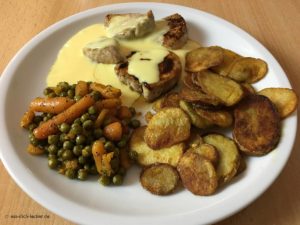 Schweinemedaillons mit Bratkartoffeln, Erbsen und Möhrchen und Soße Hollandaise