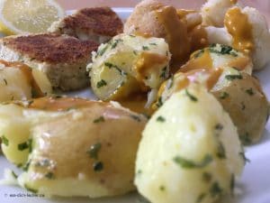 Filetspitzen mit Petersilienkartoffeln, Blumenkohl und Rahmsoße in Nahaufnahme