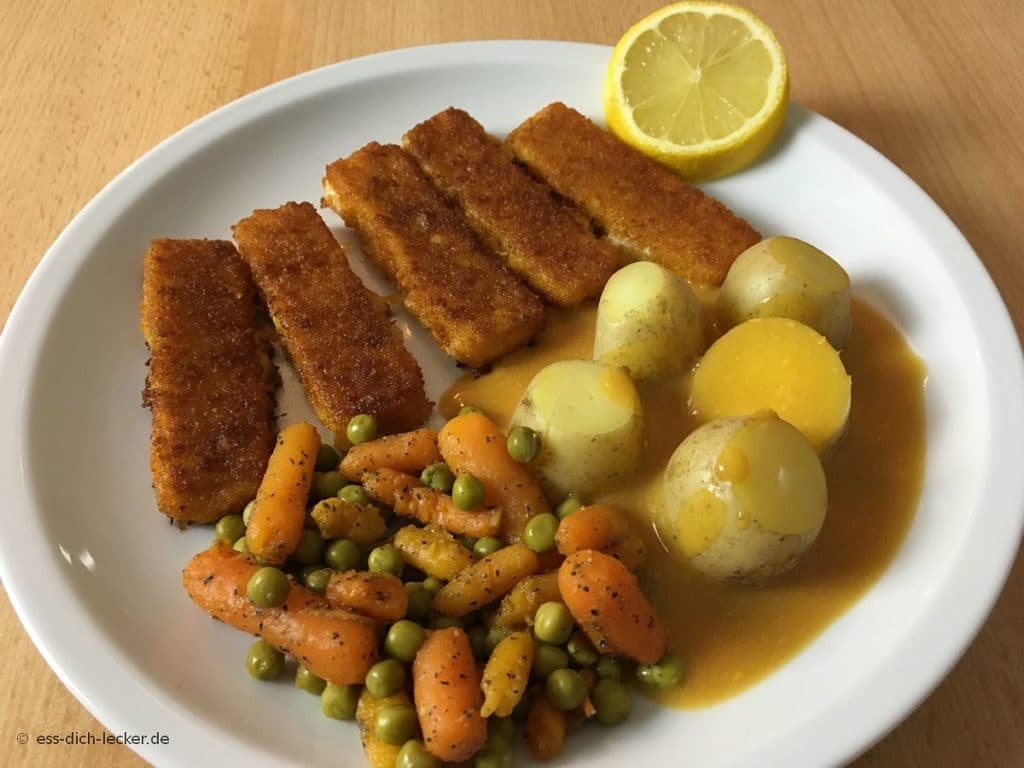 Fischstäbchen, Pellkartoffeln, Erbsen und Möhren mit Rahmsoße - ess ...