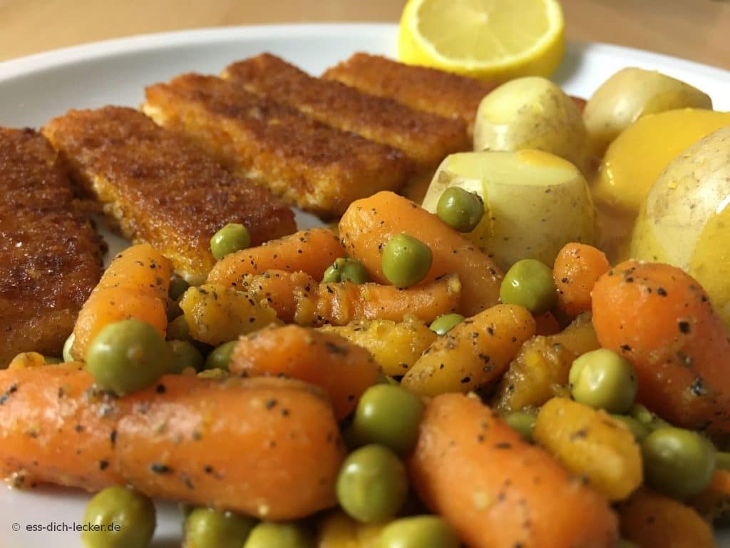 Fischstäbchen, Pellkartoffeln, Erbsen und Möhren mit Rahmsoße - ess ...