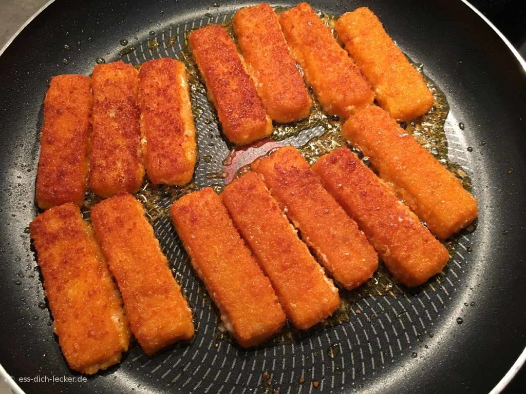 Fischstäbchen mit Bratkartoffeln und Rotkohl - ess-dich-lecker