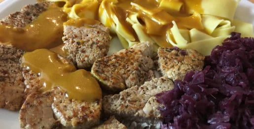 Schweinemedaillons mit Bandnudeln, Rotkohl und Rahmsoße