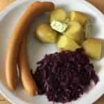 Wiener Würstchen mit Pellkartoffeln und Rotkohl