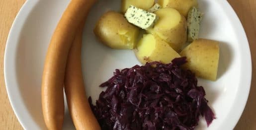Wiener Würstchen mit Pellkartoffeln und Rotkohl