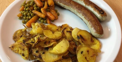 Geflügelbratwurst, Bratkartoffeln mit Erbsen und Möhren