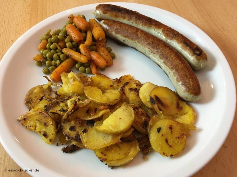 Geflügelbratwurst, Bratkartoffeln mit Erbsen und Möhren - ess-dich-lecker