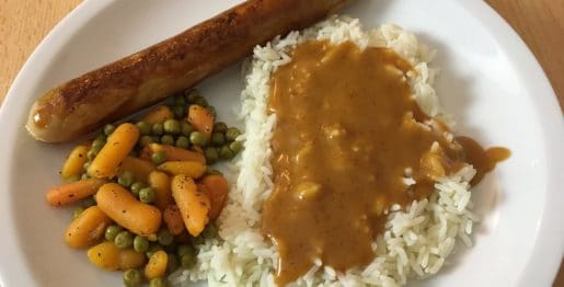 Geflügelbratwurst, Langkornreis mit Erbsen und Möhren