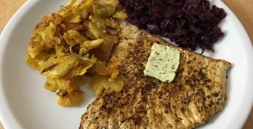 Putenschnitzel mit Bratkartoffeln und Rotkohl