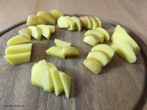 Rohe Kartoffelspalten geschnitten