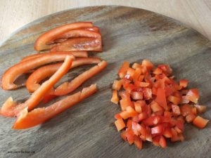 Rote Paprika geschnitten und gewürfelt