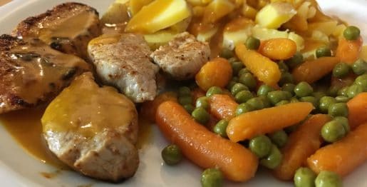 Schweinemedaillons, Pellkartoffeln, Erbsen und Möhren mit Rahmsoße
