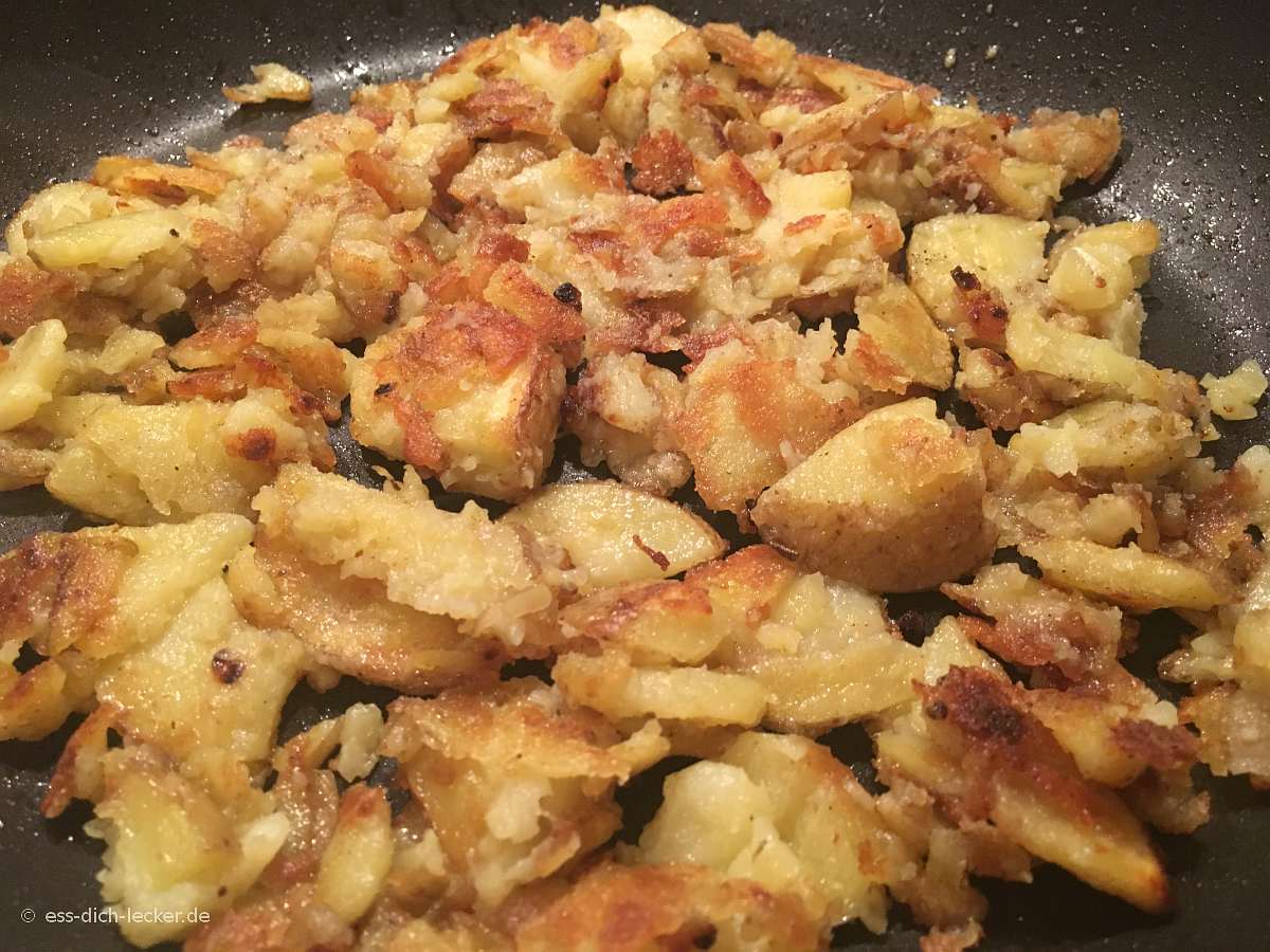 Putenschnitzel mit Bratkartoffeln und Rotkohl - ess-dich-lecker