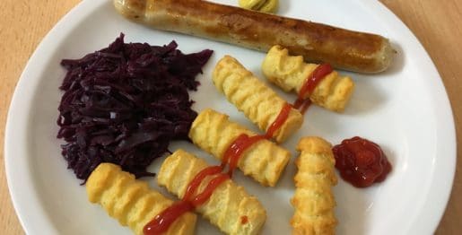 Geflügelbratwurst mit Kroketten und Rotkohl