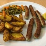 Nürnberger Würstchen, Kartoffelspalten mit Erbsen und Möhren