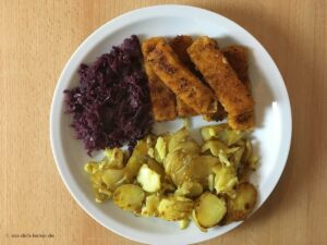 Fischstäbchen mit Bratkartoffeln und Rotkohl