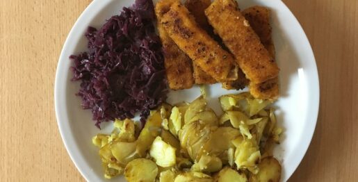 Fischstäbchen mit Bratkartoffeln und Rotkohl
